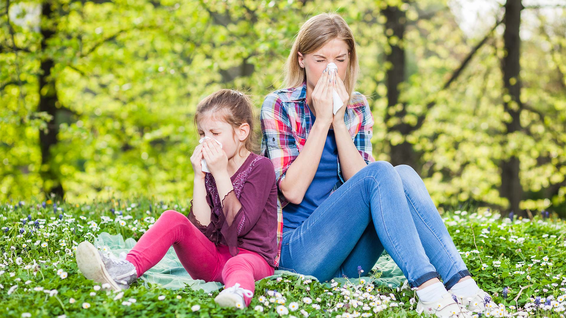 allergy-test-mother-daughter-sneezing-grass-pollen